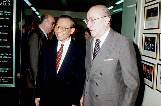 Ministro Nguyen Manh Cam y Emb. Carlos Manuel Muñiz