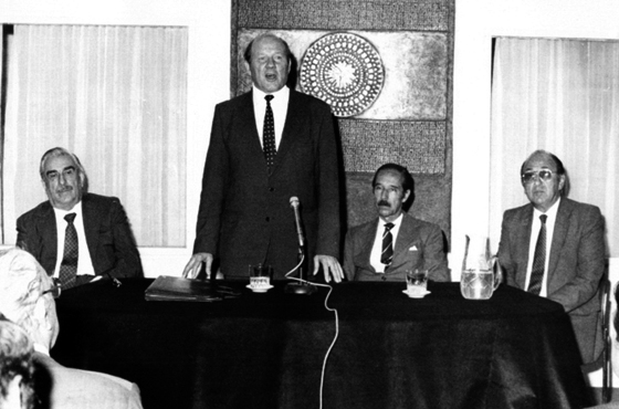 Emb. Leopoldo Bravo -Gobernador de la Provincia de San Juan, ex Embajador argentino en la URSS-, Dr. Víctor V. Volsky, Dr. Jorge A. Aja Espil y Oleg Konstantinovich Kvasov -Embajador de la Unión Soviética-