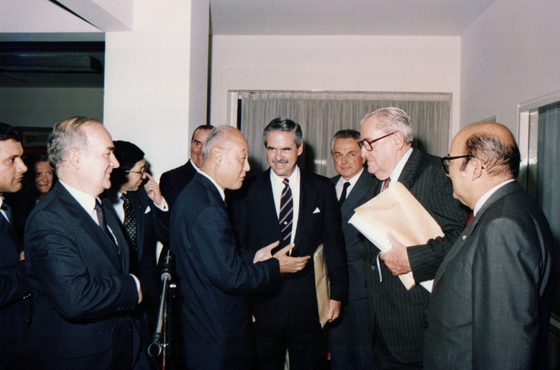 Kazuo Yamashita -Embajador del Japón-, Theodore Gildred -Embajador de los Estados Unidos-, Ing. Esteban A. Takacs y Emb. Vernon Walters