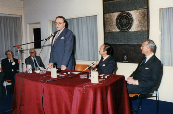 Sr. David Watt, Dr. Jorge A. Aja Espil y Dr. Arnaldo T. Musich