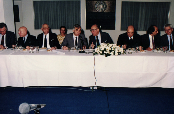 Lic. Jorge Domínguez, Dr. Jorge Wehbe, Dr. Arturo Frondizi, Min. Zhelyu Mitev Zhelev, Carlos Manuel Muñiz, Alte. Fernando J. García, Dip. Michail Nedeldev y Vicente Espeche Gil