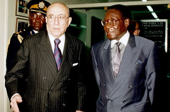 Emb. Carlos Manuel Muñiz y Presidente Robert Gabriel Mugabe