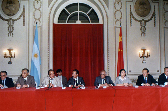 Emb. Héctor Subiza, D. Zhu Qizhen (Vicecanciller de la República Popular China), Ministro Zhao Ziyang, Dr. Jorge A. Aja Espil, Juan Carlos Pugliese (Presidente de la Honorable Cámara de Diputados de la Nación), Sra. Chen Muhua (Consejero de Estado de la República Popular China), Emb. Jorge H. Mauhourat y D. Wei Baoshan (Embajador de la República Popular China)
